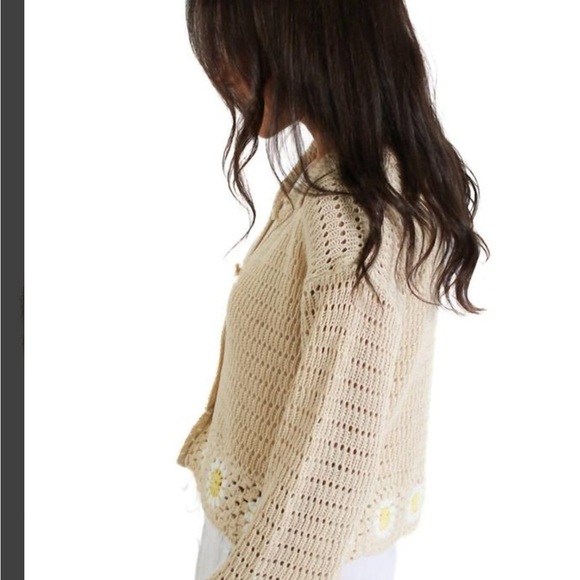 Storia Beige Crochet Cardigan with Floral Trim NWT - Picture 2 of 8